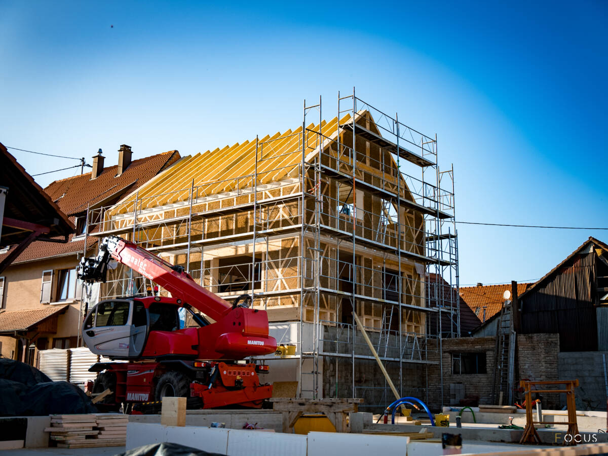 Quels choix architecturaux permettent de maximiser la lumi&egrave;re naturelle dans une maison en paille ? Obernai