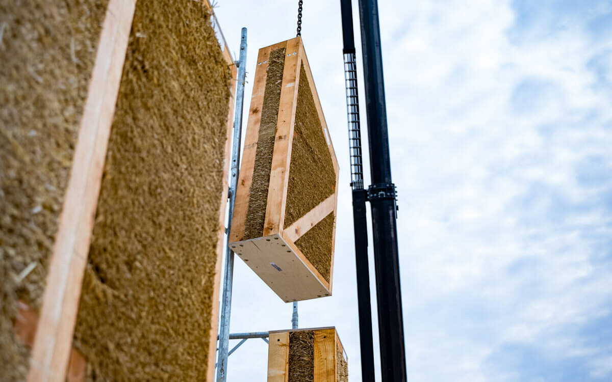 MAISONBOISPAILLE2 1200X750 | EO Bois Comment une maison en paille reste-t-elle confortable pendant les fortes chaleurs estivales ? Benfeld