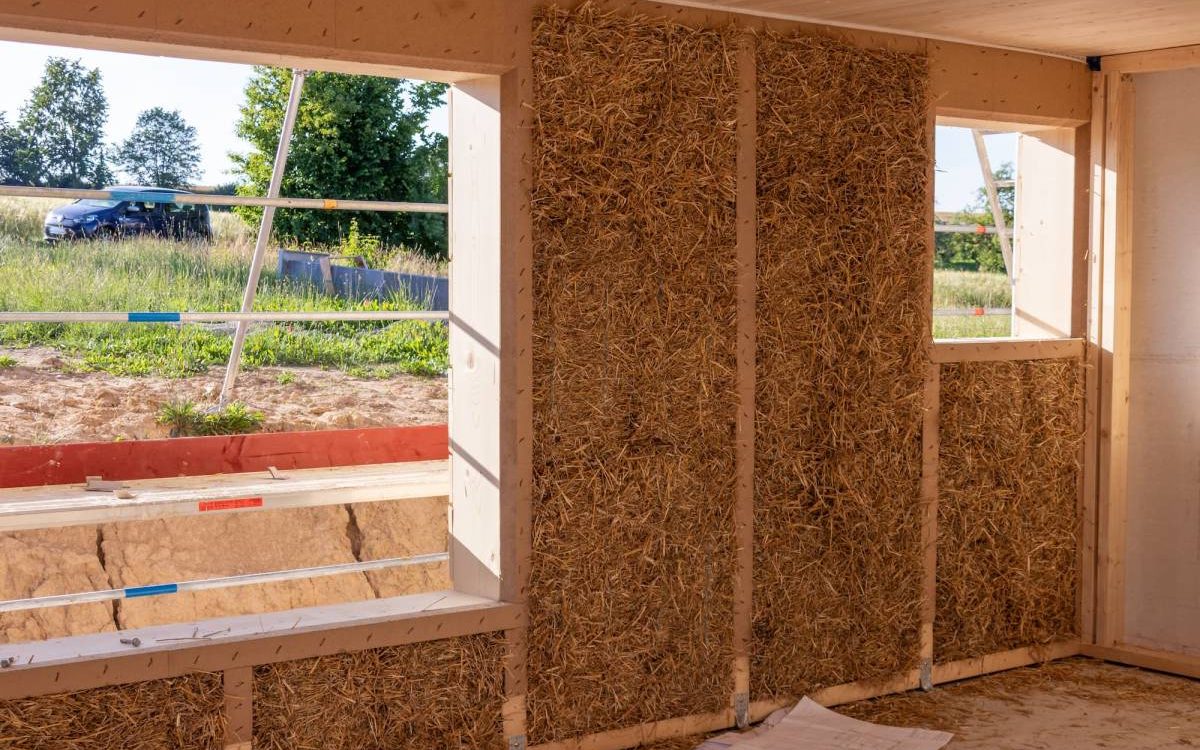 Maison en paille : comment assurer une parfaite &eacute;tanch&eacute;it&eacute; &agrave; l&rsquo;air sans compromettre la respiration des murs ? Mutzig