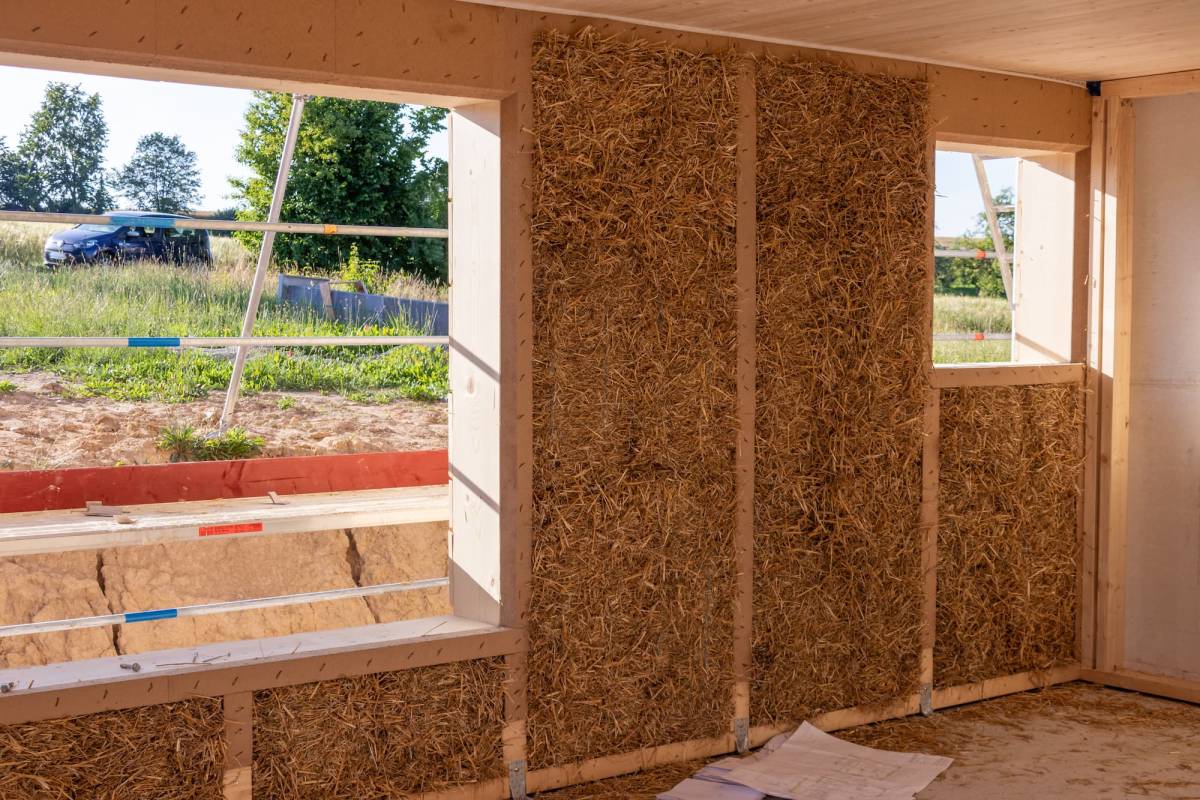 Maison en paille : comment assurer une parfaite &eacute;tanch&eacute;it&eacute; &agrave; l&rsquo;air sans compromettre la respiration des murs ? Mutzig